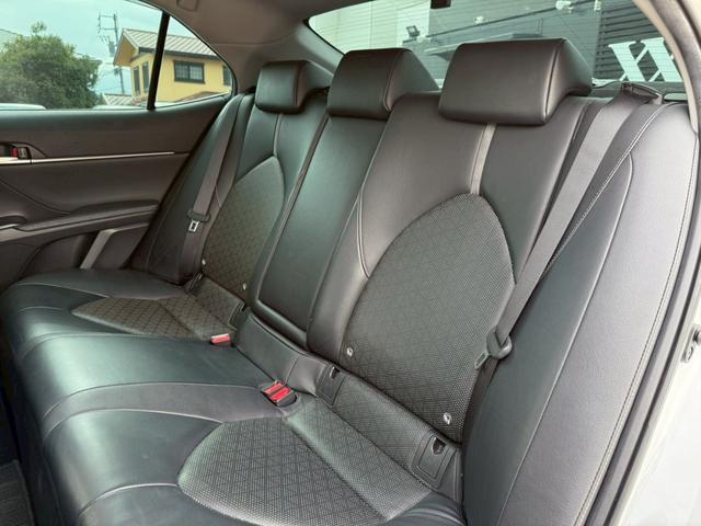 カムリ ＷＳレザーパッケージ　禁煙車　パノラミックスライディングルーフ　黒革シート　ＪＢＬサウンドシステム　メーカー純正ディスプレイオーディオ　ブラインドスポットアシスト　ヘッドアップディスプレイ　バックモニター　１８インチアルミ（41枚目）