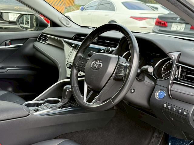 カムリ ＷＳレザーパッケージ　禁煙車　パノラミックスライディングルーフ　黒革シート　ＪＢＬサウンドシステム　メーカー純正ディスプレイオーディオ　ブラインドスポットアシスト　ヘッドアップディスプレイ　バックモニター　１８インチアルミ（42枚目）