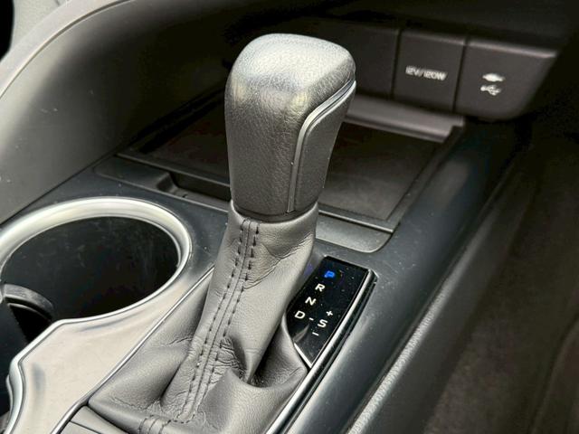 カムリ ＷＳレザーパッケージ　禁煙車　パノラミックスライディングルーフ　黒革シート　ＪＢＬサウンドシステム　メーカー純正ディスプレイオーディオ　ブラインドスポットアシスト　ヘッドアップディスプレイ　バックモニター　１８インチアルミ（47枚目）
