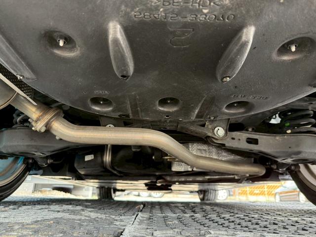 カムリ ＷＳレザーパッケージ　禁煙車　パノラミックスライディングルーフ　黒革シート　ＪＢＬサウンドシステム　メーカー純正ディスプレイオーディオ　ブラインドスポットアシスト　ヘッドアップディスプレイ　バックモニター　１８インチアルミ（50枚目）