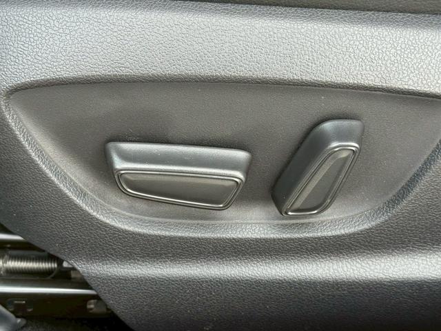 カムリ ＷＳレザーパッケージ　禁煙車　パノラミックスライディングルーフ　黒革シート　ＪＢＬサウンドシステム　メーカー純正ディスプレイオーディオ　ブラインドスポットアシスト　ヘッドアップディスプレイ　バックモニター　１８インチアルミ（59枚目）