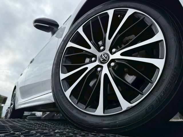 カムリ ＷＳレザーパッケージ　禁煙車　パノラミックスライディングルーフ　黒革シート　ＪＢＬサウンドシステム　メーカー純正ディスプレイオーディオ　ブラインドスポットアシスト　ヘッドアップディスプレイ　バックモニター　１８インチアルミ（75枚目）