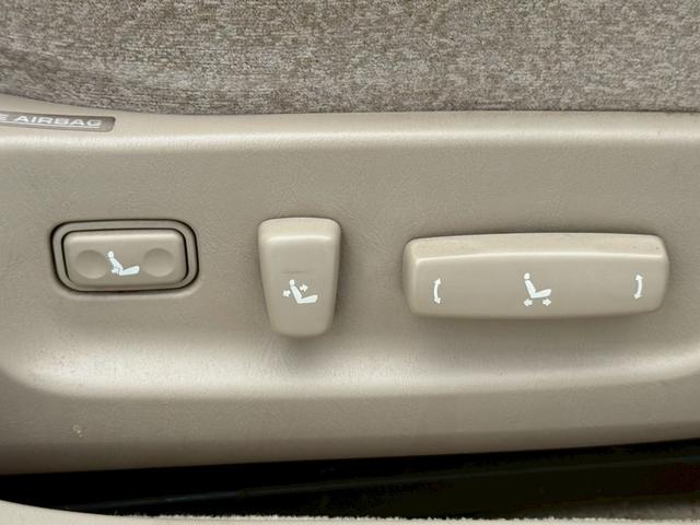 クラウン ロイヤルサルーンＧ　サンルーフ　ワークユーロライン１８インチアルミ　全席パワーシート　電動リアサンシェード　クルーズコントロール　クールボックス　スポーツモード　マルチディスプレイ　リアコントロールパネル　パワーシート（16枚目）