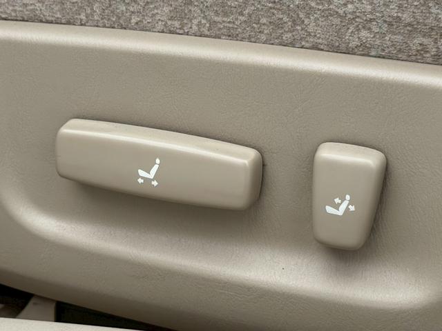 クラウン ロイヤルサルーンＧ　サンルーフ　ワークユーロライン１８インチアルミ　全席パワーシート　電動リアサンシェード　クルーズコントロール　クールボックス　スポーツモード　マルチディスプレイ　リアコントロールパネル　パワーシート（43枚目）