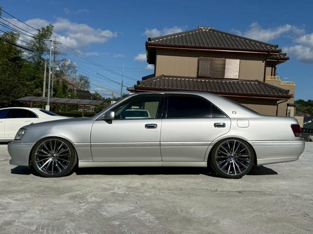 クラウン アスリートＶ　後期モデル　１ＪＺターボ　禁煙車　車高調　ベルサス２０インチアルミ　ウッドコンビステアリング　ＨＩＤヘッドライト　メーカー純正ナビ　フォグランプ　メッシュグリル　キーレスエントリー　助手席パワーシート（74枚目）