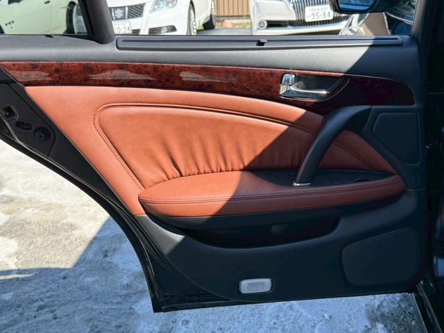 シーマ ３００Ｇ　禁煙車　ｍａｇｉｃ車高調　ＡＭＥアミスタッド１９インチアルミ　黒革シート　トリムブラウンレザー　バルカンヘッドライト　ルーフカーボンラッピング　後期テール　助手席パワーシート　ローダウン　車高調（25枚目）