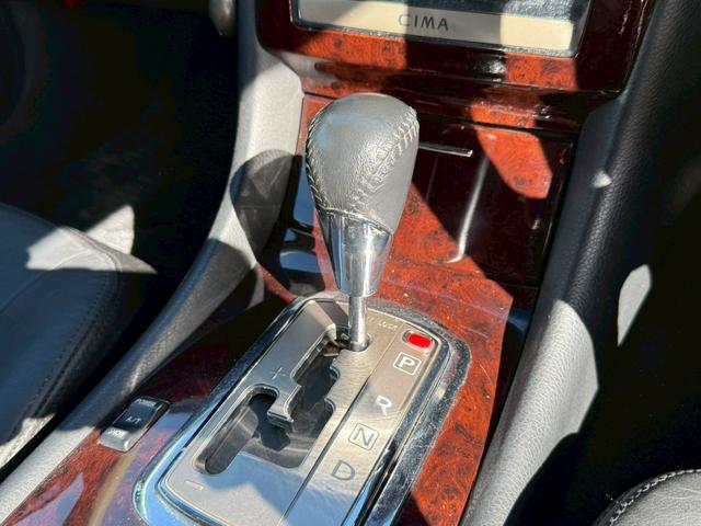 シーマ ３００Ｇ　禁煙車　ｍａｇｉｃ車高調　ＡＭＥアミスタッド１９インチアルミ　黒革シート　トリムブラウンレザー　バルカンヘッドライト　ルーフカーボンラッピング　後期テール　助手席パワーシート　ローダウン　車高調（48枚目）