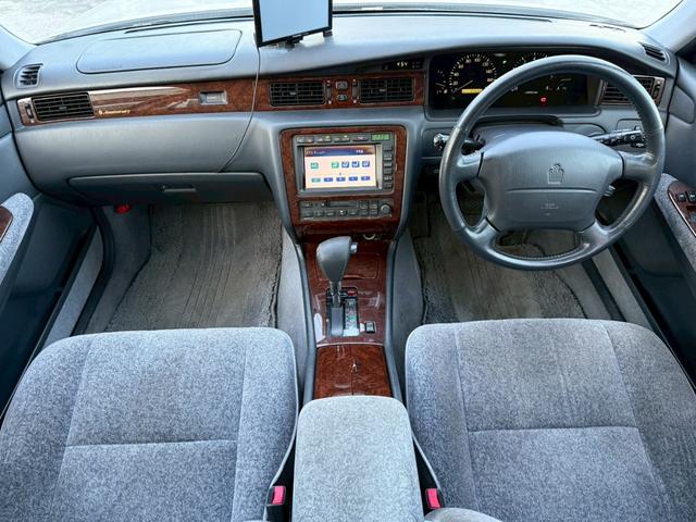 クラウン ロイヤルサルーン アニバーサリーパッケージ 禁煙車 特別仕様車 専用インテリアトリム 後期モデル クルーズコントロール パワーシート メーカー純正ナビ 純正15インチアルミ オートエアコン(9枚目)