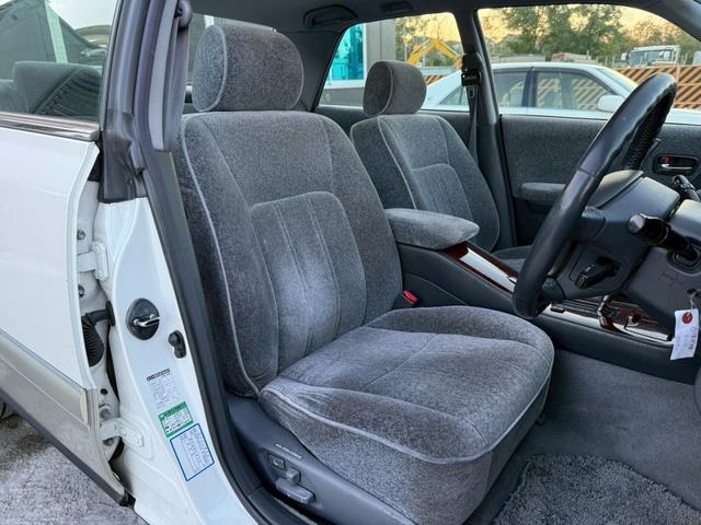 クラウン ロイヤルサルーン アニバーサリーパッケージ 禁煙車 特別仕様車 専用インテリアトリム 後期モデル クルーズコントロール パワーシート メーカー純正ナビ 純正15インチアルミ オートエアコン(10枚目)