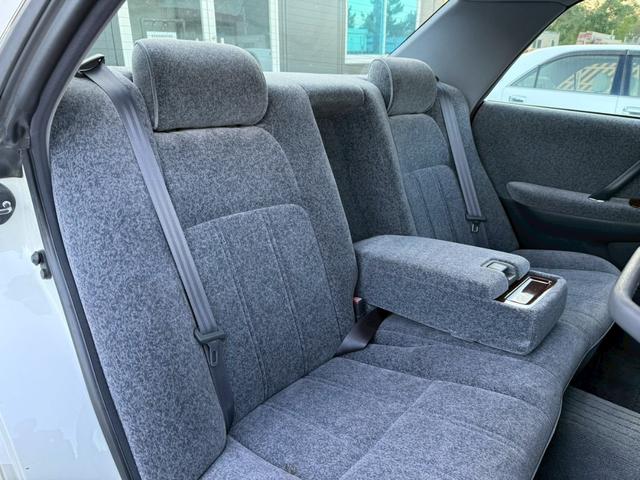 クラウン ロイヤルサルーン アニバーサリーパッケージ 禁煙車 特別仕様車 専用インテリアトリム 後期モデル クルーズコントロール パワーシート メーカー純正ナビ 純正15インチアルミ オートエアコン(11枚目)