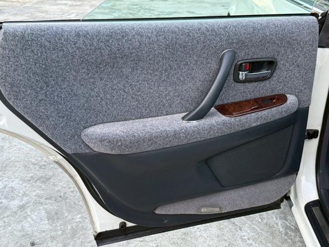 クラウン ロイヤルサルーン アニバーサリーパッケージ 禁煙車 特別仕様車 専用インテリアトリム 後期モデル クルーズコントロール パワーシート メーカー純正ナビ 純正15インチアルミ オートエアコン(31枚目)