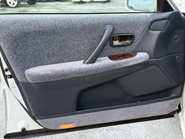 クラウン ロイヤルサルーン アニバーサリーパッケージ 禁煙車 特別仕様車 専用インテリアトリム 後期モデル クルーズコントロール パワーシート メーカー純正ナビ 純正15インチアルミ オートエアコン(32枚目)