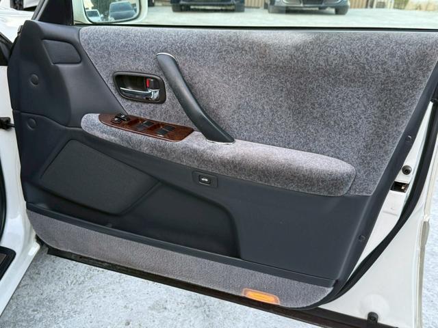 クラウン ロイヤルサルーン アニバーサリーパッケージ 禁煙車 特別仕様車 専用インテリアトリム 後期モデル クルーズコントロール パワーシート メーカー純正ナビ 純正15インチアルミ オートエアコン(33枚目)