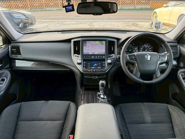 クラウンハイブリッド アスリートS ブラックスタイル 禁煙車 サンルーフ TRDエアロF モデリスタ4本出しマフラー 純正18インチスパッタリングアルミ メーカー純正ナビ フルセグTV シートヒーター バックモニター Bluetooth パワーシート(9枚目)