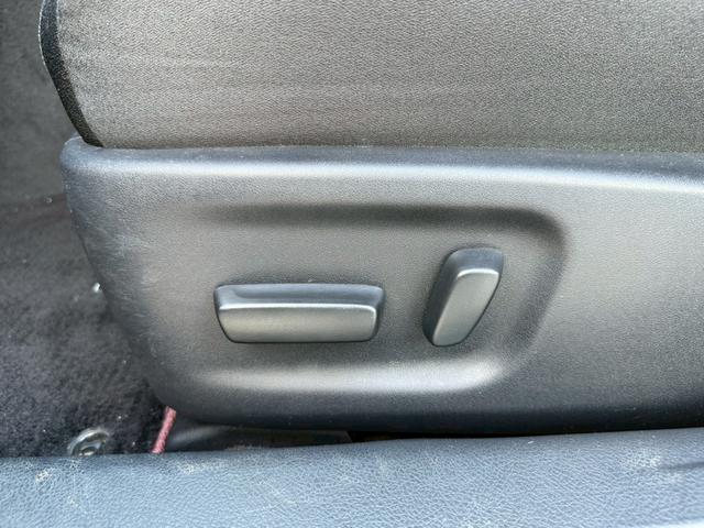 クラウンハイブリッド アスリートS ブラックスタイル 禁煙車 サンルーフ TRDエアロF モデリスタ4本出しマフラー 純正18インチスパッタリングアルミ メーカー純正ナビ フルセグTV シートヒーター バックモニター Bluetooth パワーシート(64枚目)