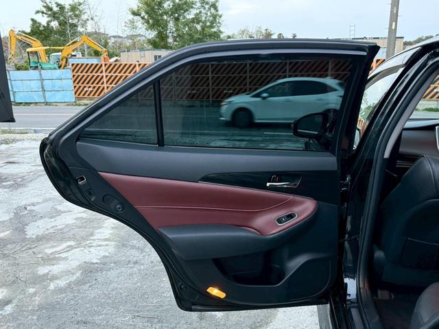 クラウンハイブリッド アスリートS ブラックスタイル 禁煙車 サンルーフ 黒赤コンビレザーシート モデリスタフルエアロ モデリスタ4本出しマフラー 純正18インチスパッタリングアルミ メーカー純正ナビ クリアランスソナー フルセグTV アラウンドビュー(35枚目)