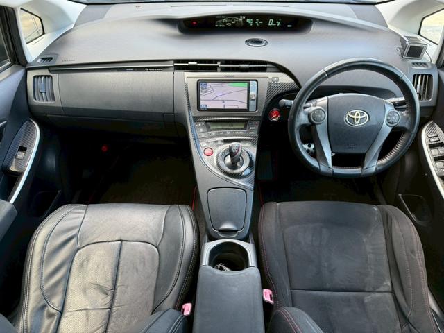 プリウス Ｓツーリングセレクション・Ｇ’ｓ　黒革調シートカバー　純正１８インチアルミ　ディーラー純正ナビ　フルセグＴＶ　バックモニター　Ｂｌｕｅｔｏｏｔｈ　スマートキー　プッシュスタート　スポーツモード　オートエアコン　オートライト　ＥＴＣ（9枚目）