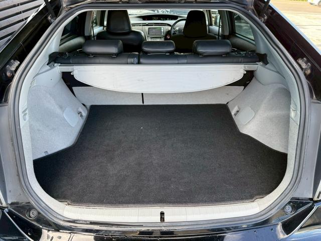 プリウス Ｓツーリングセレクション・Ｇ’ｓ　黒革調シートカバー　純正１８インチアルミ　ディーラー純正ナビ　フルセグＴＶ　バックモニター　Ｂｌｕｅｔｏｏｔｈ　スマートキー　プッシュスタート　スポーツモード　オートエアコン　オートライト　ＥＴＣ（12枚目）