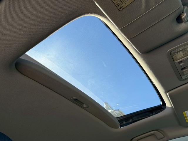 オデッセイ アブソルート　サンルーフ　ＲＳＲ車高調　社外テール　マフラーエンド　アラウンドビューモニター　パワーシート　クルーズコントロール　黒革ハーフレザーシート　パドルシフト　スマートキー　純正１８インチアルミ　ＥＴＣ（9枚目）