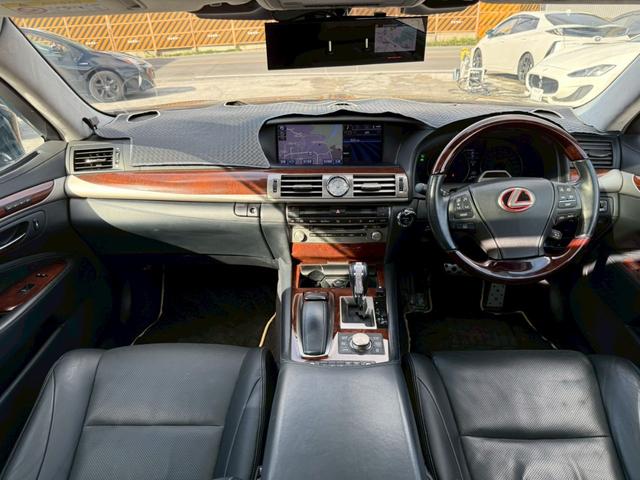 ＬＳ ＬＳ６００ｈＬ　エグゼクティブパッケージ　弊社デモカー　ＶＥＲＴＩＣＡＬ　ＤＯＯＯＲＳシザーズドア　社外鍛造２２インチアルミ　サンルーフ　サスコン　フリップダウンモニター　マークレビンソン　黒革シート　シートベンチレーション　レダクルＢＳＭ（3枚目）