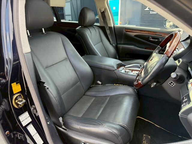 ＬＳ ＬＳ６００ｈＬ　エグゼクティブパッケージ　弊社デモカー　ＶＥＲＴＩＣＡＬ　ＤＯＯＯＲＳシザーズドア　社外鍛造２２インチアルミ　サンルーフ　サスコン　フリップダウンモニター　マークレビンソン　黒革シート　シートベンチレーション　レダクルＢＳＭ（4枚目）