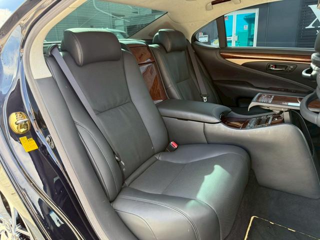 ＬＳ ＬＳ６００ｈＬ　エグゼクティブパッケージ　弊社デモカー　ＶＥＲＴＩＣＡＬ　ＤＯＯＯＲＳシザーズドア　社外鍛造２２インチアルミ　サンルーフ　サスコン　フリップダウンモニター　マークレビンソン　黒革シート　シートベンチレーション　レダクルＢＳＭ（5枚目）