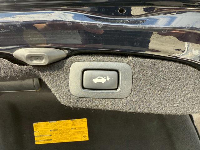 ＬＳ ＬＳ６００ｈＬ　エグゼクティブパッケージ　弊社デモカー　ＶＥＲＴＩＣＡＬ　ＤＯＯＯＲＳシザーズドア　社外鍛造２２インチアルミ　サンルーフ　サスコン　フリップダウンモニター　マークレビンソン　黒革シート　シートベンチレーション　レダクルＢＳＭ（7枚目）