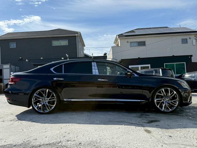 ＬＳ ＬＳ６００ｈＬ　エグゼクティブパッケージ　弊社デモカー　ＶＥＲＴＩＣＡＬ　ＤＯＯＯＲＳシザーズドア　社外鍛造２２インチアルミ　サンルーフ　サスコン　フリップダウンモニター　マークレビンソン　黒革シート　シートベンチレーション　レダクルＢＳＭ（18枚目）