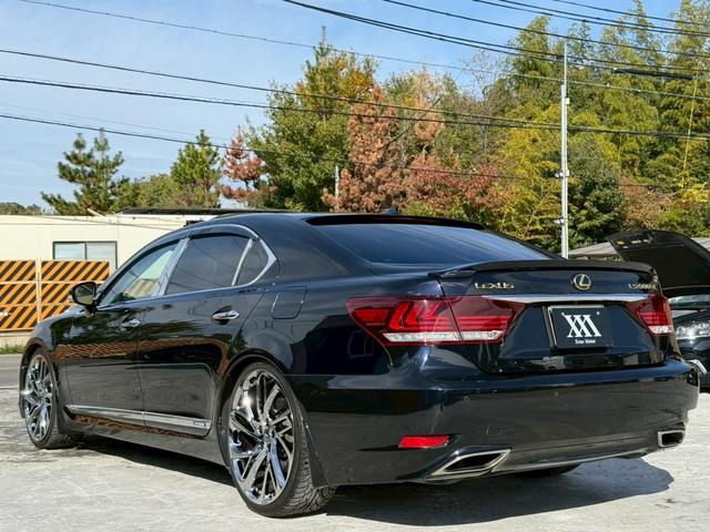 ＬＳ ＬＳ６００ｈＬ　エグゼクティブパッケージ　弊社デモカー　ＶＥＲＴＩＣＡＬ　ＤＯＯＯＲＳシザーズドア　社外鍛造２２インチアルミ　サンルーフ　サスコン　フリップダウンモニター　マークレビンソン　黒革シート　シートベンチレーション　レダクルＢＳＭ（23枚目）