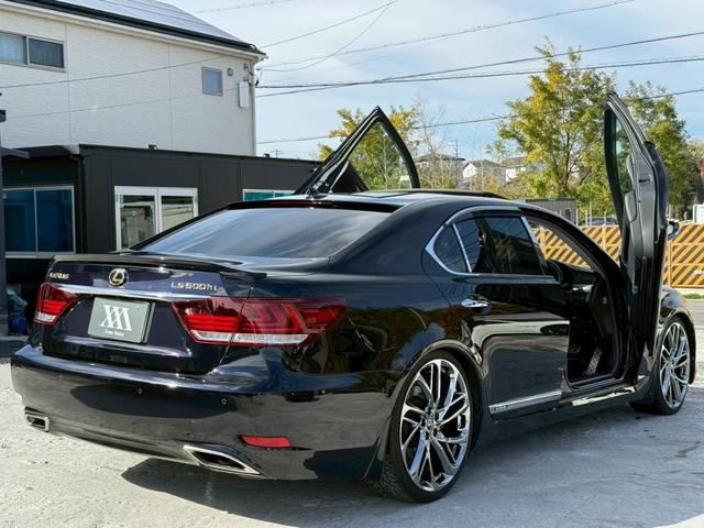 ＬＳ ＬＳ６００ｈＬ　エグゼクティブパッケージ　弊社デモカー　ＶＥＲＴＩＣＡＬ　ＤＯＯＯＲＳシザーズドア　社外鍛造２２インチアルミ　サンルーフ　サスコン　フリップダウンモニター　マークレビンソン　黒革シート　シートベンチレーション　レダクルＢＳＭ（24枚目）