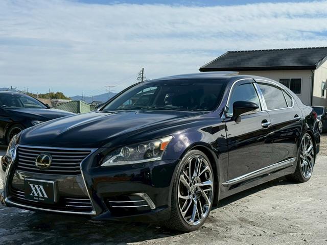 ＬＳ ＬＳ６００ｈＬ　エグゼクティブパッケージ　弊社デモカー　ＶＥＲＴＩＣＡＬ　ＤＯＯＯＲＳシザーズドア　社外鍛造２２インチアルミ　サンルーフ　サスコン　フリップダウンモニター　マークレビンソン　黒革シート　シートベンチレーション　レダクルＢＳＭ（28枚目）