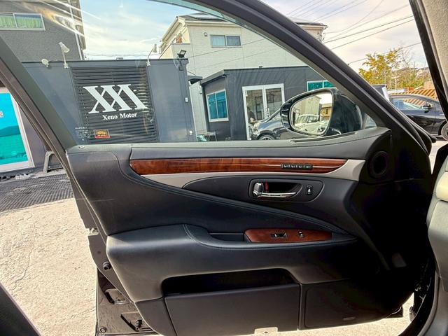 ＬＳ ＬＳ６００ｈＬ　エグゼクティブパッケージ　弊社デモカー　ＶＥＲＴＩＣＡＬ　ＤＯＯＯＲＳシザーズドア　社外鍛造２２インチアルミ　サンルーフ　サスコン　フリップダウンモニター　マークレビンソン　黒革シート　シートベンチレーション　レダクルＢＳＭ（36枚目）