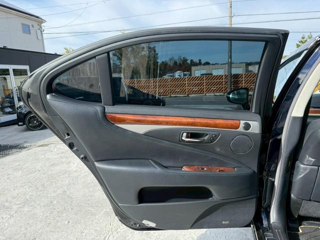 ＬＳ ＬＳ６００ｈＬ　エグゼクティブパッケージ　弊社デモカー　ＶＥＲＴＩＣＡＬ　ＤＯＯＯＲＳシザーズドア　社外鍛造２２インチアルミ　サンルーフ　サスコン　フリップダウンモニター　マークレビンソン　黒革シート　シートベンチレーション　レダクルＢＳＭ（37枚目）