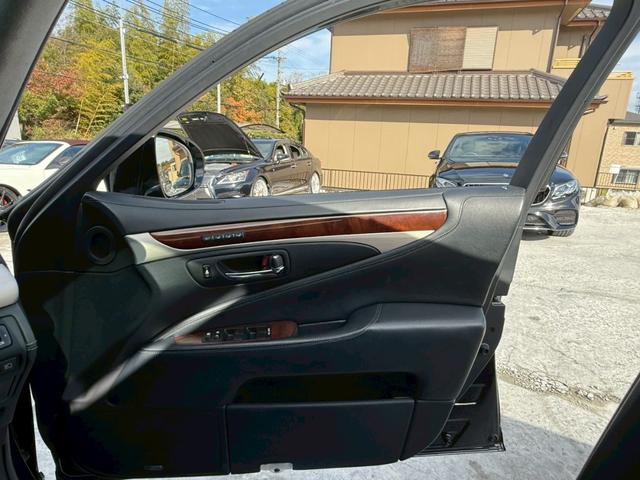 ＬＳ ＬＳ６００ｈＬ　エグゼクティブパッケージ　弊社デモカー　ＶＥＲＴＩＣＡＬ　ＤＯＯＯＲＳシザーズドア　社外鍛造２２インチアルミ　サンルーフ　サスコン　フリップダウンモニター　マークレビンソン　黒革シート　シートベンチレーション　レダクルＢＳＭ（39枚目）