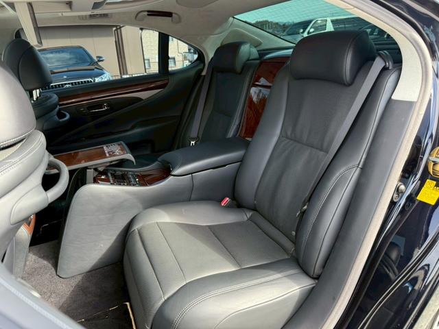 ＬＳ ＬＳ６００ｈＬ　エグゼクティブパッケージ　弊社デモカー　ＶＥＲＴＩＣＡＬ　ＤＯＯＯＲＳシザーズドア　社外鍛造２２インチアルミ　サンルーフ　サスコン　フリップダウンモニター　マークレビンソン　黒革シート　シートベンチレーション　レダクルＢＳＭ（41枚目）