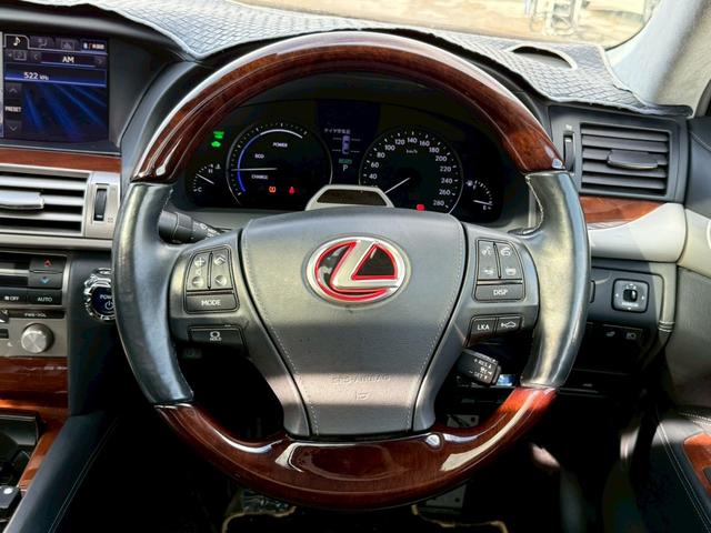 ＬＳ ＬＳ６００ｈＬ　エグゼクティブパッケージ　弊社デモカー　ＶＥＲＴＩＣＡＬ　ＤＯＯＯＲＳシザーズドア　社外鍛造２２インチアルミ　サンルーフ　サスコン　フリップダウンモニター　マークレビンソン　黒革シート　シートベンチレーション　レダクルＢＳＭ（44枚目）