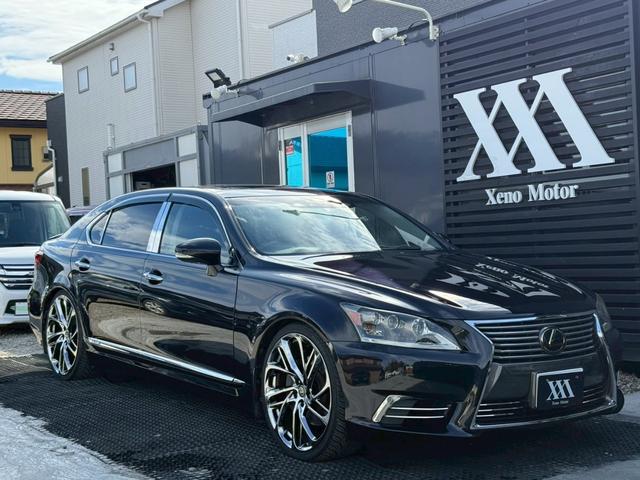 ＬＳ ＬＳ６００ｈＬ　エグゼクティブパッケージ　弊社デモカー　ＶＥＲＴＩＣＡＬ　ＤＯＯＯＲＳシザーズドア　社外鍛造２２インチアルミ　サンルーフ　サスコン　フリップダウンモニター　マークレビンソン　黒革シート　シートベンチレーション　レダクルＢＳＭ（70枚目）
