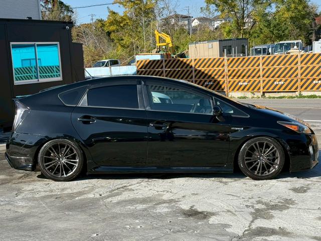 プリウス S 禁煙車 ブリッツ車高調 社外17インチアルミ ヘッドライトインナーブラック 後期テールブラックアウト エアコンパネルLED打ち込み ディーラー純正ナビ バックモニターフルセグTV スマートキー ETC(24枚目)