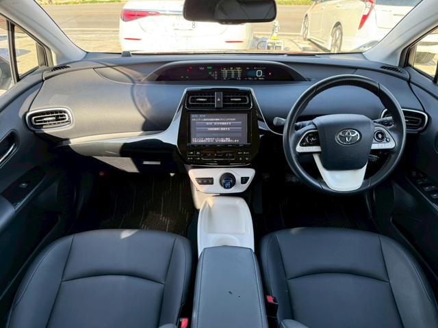 プリウス Ａツーリングセレクション　禁煙車　黒革シート　レーダークルーズコントロール　ヘッドアップディスプレイ　ブラインドスポットアシスト　シートヒーター　純正９インチナビ　バックモニター　フルセグＴＶ　スマートキー　プッシュスタート（2枚目）