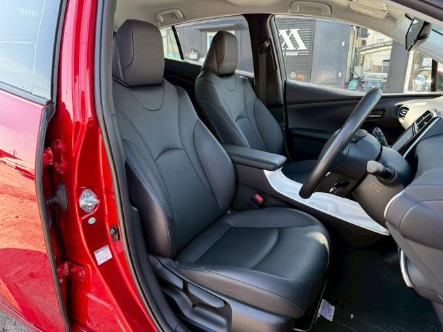 プリウス Ａツーリングセレクション　禁煙車　黒革シート　レーダークルーズコントロール　ヘッドアップディスプレイ　ブラインドスポットアシスト　シートヒーター　純正９インチナビ　バックモニター　フルセグＴＶ　スマートキー　プッシュスタート（3枚目）