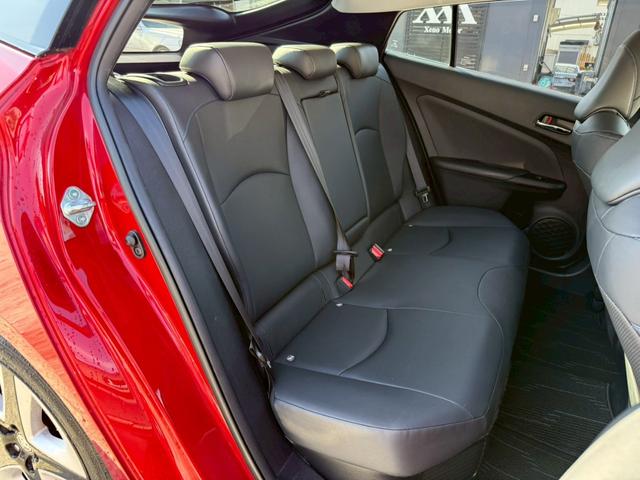 プリウス Ａツーリングセレクション　禁煙車　黒革シート　レーダークルーズコントロール　ヘッドアップディスプレイ　ブラインドスポットアシスト　シートヒーター　純正９インチナビ　バックモニター　フルセグＴＶ　スマートキー　プッシュスタート（4枚目）