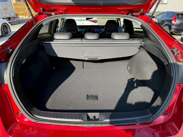 プリウス Ａツーリングセレクション　禁煙車　黒革シート　レーダークルーズコントロール　ヘッドアップディスプレイ　ブラインドスポットアシスト　シートヒーター　純正９インチナビ　バックモニター　フルセグＴＶ　スマートキー　プッシュスタート（5枚目）