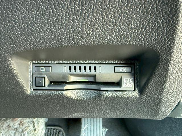 プリウス Ａツーリングセレクション　禁煙車　黒革シート　レーダークルーズコントロール　ヘッドアップディスプレイ　ブラインドスポットアシスト　シートヒーター　純正９インチナビ　バックモニター　フルセグＴＶ　スマートキー　プッシュスタート（12枚目）