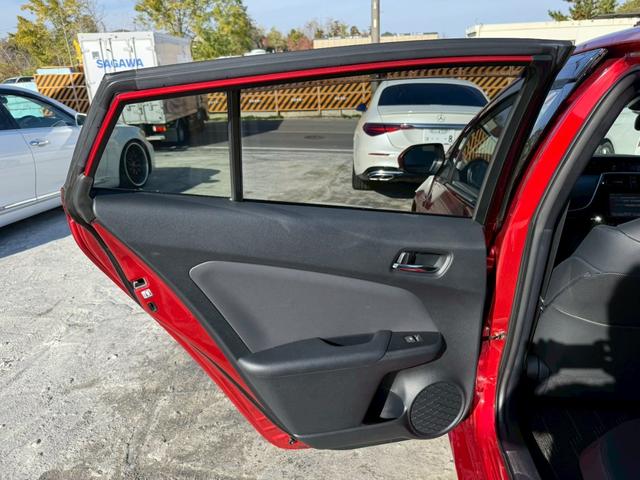 プリウス Ａツーリングセレクション　禁煙車　黒革シート　レーダークルーズコントロール　ヘッドアップディスプレイ　ブラインドスポットアシスト　シートヒーター　純正９インチナビ　バックモニター　フルセグＴＶ　スマートキー　プッシュスタート（26枚目）