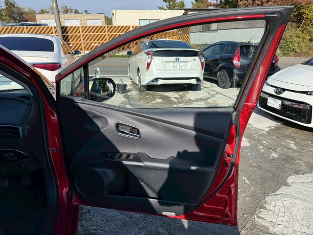 プリウス Ａツーリングセレクション　禁煙車　黒革シート　レーダークルーズコントロール　ヘッドアップディスプレイ　ブラインドスポットアシスト　シートヒーター　純正９インチナビ　バックモニター　フルセグＴＶ　スマートキー　プッシュスタート（28枚目）