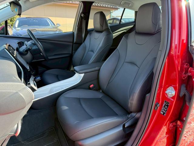 プリウス Ａツーリングセレクション　禁煙車　黒革シート　レーダークルーズコントロール　ヘッドアップディスプレイ　ブラインドスポットアシスト　シートヒーター　純正９インチナビ　バックモニター　フルセグＴＶ　スマートキー　プッシュスタート（30枚目）