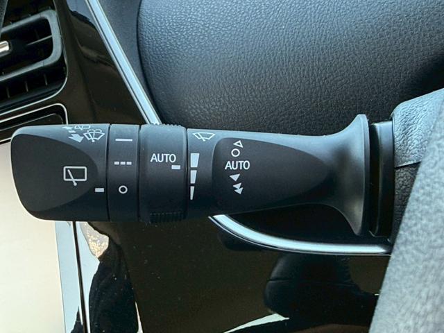 プリウス Ａツーリングセレクション　禁煙車　黒革シート　レーダークルーズコントロール　ヘッドアップディスプレイ　ブラインドスポットアシスト　シートヒーター　純正９インチナビ　バックモニター　フルセグＴＶ　スマートキー　プッシュスタート（45枚目）