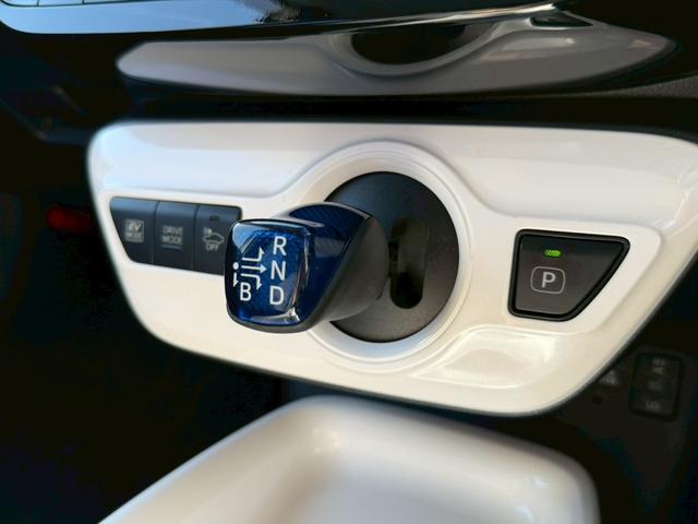 プリウス Ａツーリングセレクション　禁煙車　黒革シート　レーダークルーズコントロール　ヘッドアップディスプレイ　ブラインドスポットアシスト　シートヒーター　純正９インチナビ　バックモニター　フルセグＴＶ　スマートキー　プッシュスタート（50枚目）