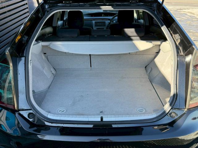 プリウス Ｓ　禁煙車　フルエアロ　ロクサーニ１９インチアルミ　スモークテール　ディーラー純正ナビ　バックモニター　フルセグＴＶ　Ｂｌｕｅｔｏｏｔｈ　スマートキー　プッシュスタート　ＥＴＣ　オールペイント２０２（12枚目）