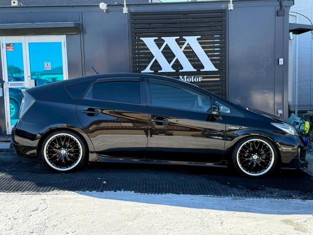 プリウス Ｓ　禁煙車　フルエアロ　ロクサーニ１９インチアルミ　スモークテール　ディーラー純正ナビ　バックモニター　フルセグＴＶ　Ｂｌｕｅｔｏｏｔｈ　スマートキー　プッシュスタート　ＥＴＣ　オールペイント２０２（19枚目）